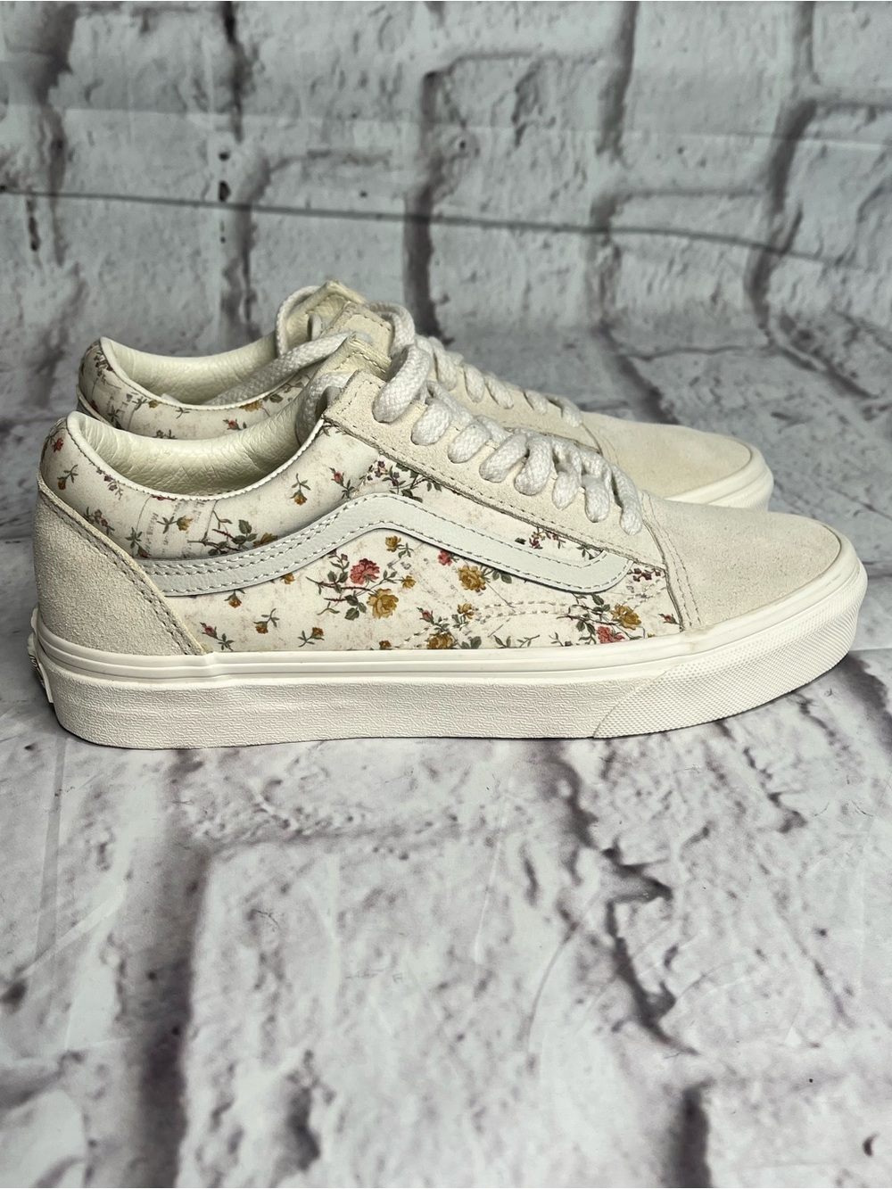 Vans Old Skool Vintage Floral Sneakers in a cream and multi women’s size 8